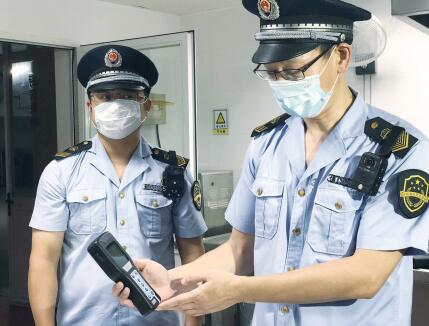 执法人员昨天来到位于黄浦区方浜中路的上海市实验小学,开展监督抽检,针对该校新购置的洗碗机,提醒操作人员有了新设备也不能松懈人为查勘。图为执法人员正在检查食堂餐具消毒情况。唐闻佳摄