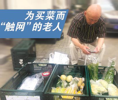 6月1日上午,62岁的“营业员”忻宏光在站点。 杨书源 摄