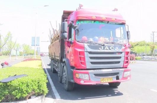 图片说明:超载货车 来源/金山警方提供(下同)