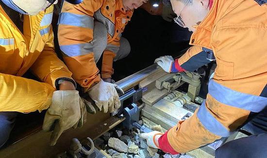 上海工务段职工模拟沪苏通铁路道岔尖轨滑床板部位折断，进行加固场景应急演练。 摄影：周军