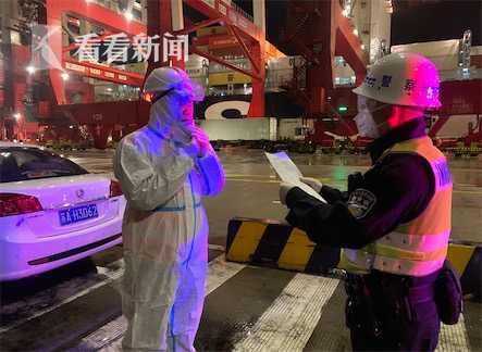 除夕夜洋山边检站民警加强口岸巡查,认真核对登轮人员证件,确保口岸安全。傅志清摄。