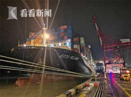 2月11日晚,鼠年最后一艘离港的外轮办理完出境边检手续驶离洋山港。罗佳星摄。