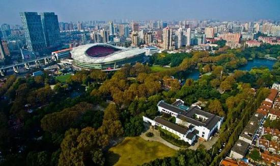 虹口足球场改造效果图(上)与虹口足球场现貌