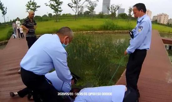 2020年5月31日,民警帮助打捞坠河的电动代步车。 本文图均为青浦警方供图