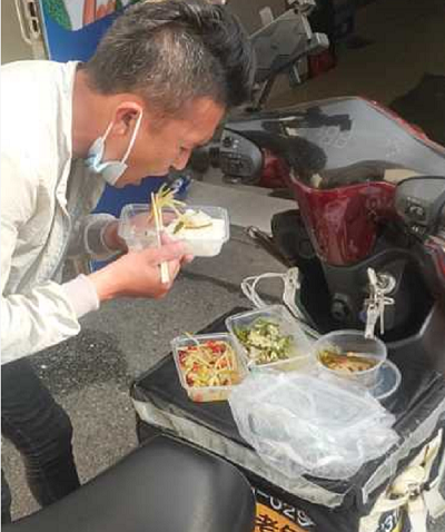 图说：段残兵的午餐常常选择在路上“对付”掉