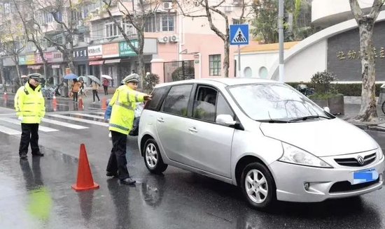 上海市春考多个区域采取临时交通管制