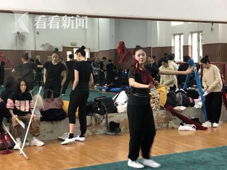 来到候考室,考生们就忙着热身练功、吊嗓子,为考试做准备。