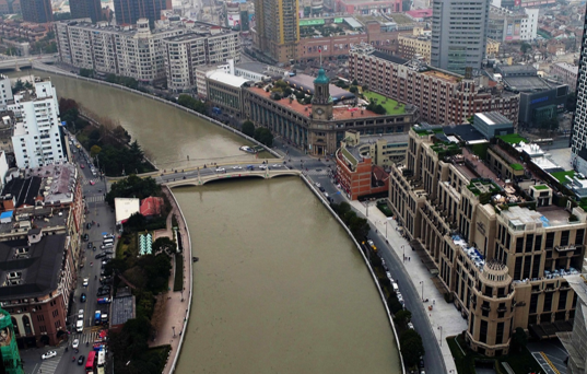 北苏州路(乍浦路以西)改造前:柏油路、栈道狭窄、绿化单一。
