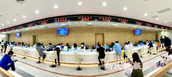 图说：杨浦区行政服务中心。新民晚报首席记者 刘歆 摄（下同）