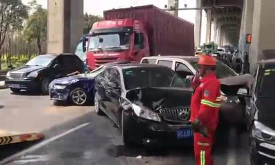 图说:闵浦大桥发生多车相撞事故 来源/网友提供