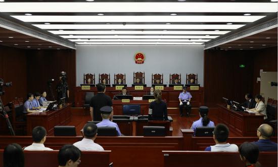 图说:全国首例金融专家陪审证券类犯罪案件在上海二中院开庭。施蕾、郑秀昊 摄(下同)