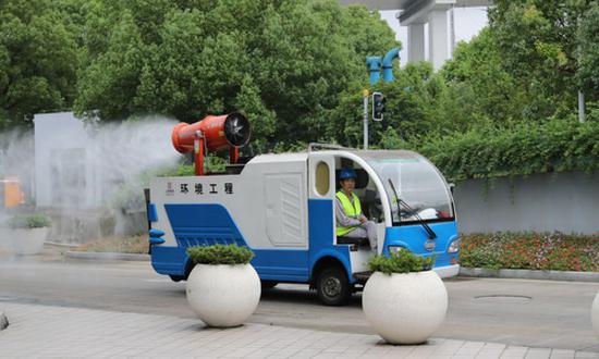 一辆喷雾清洁车行驶在上海城投环境集团徐浦基地内,进行灭菌除味作业(6月22日摄)。新华社记者 方喆 摄