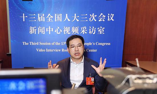 在沪全国人大代表、上海浦东新区区长杭迎伟。