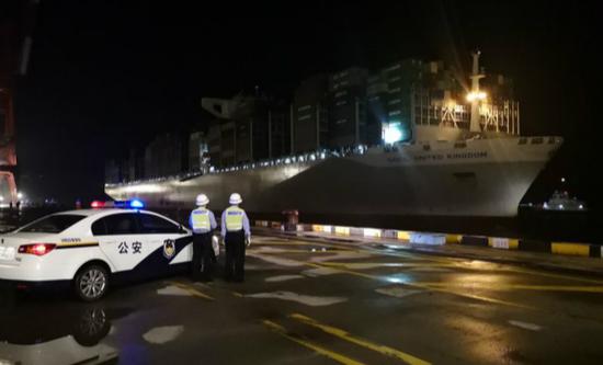 图说:洋山边检站全力应对夜间靠船高峰。刘南 摄