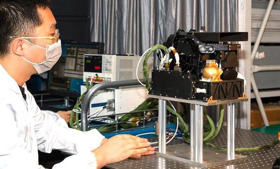 图说:火星矿物光谱分析仪实验室测试照片 中科院上海技术物理研究所供图