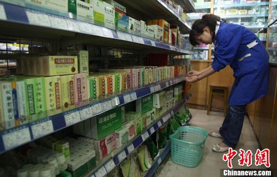 资料图:药房货架。中新社发 陈超 摄