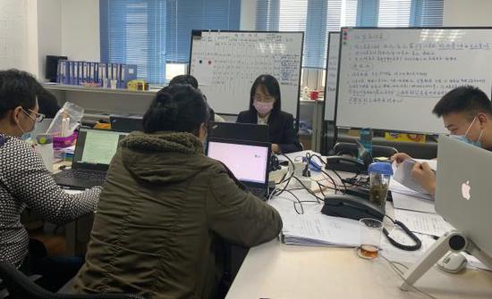3月9日，上海疾控中心密切接触者追踪办工作人员正在开展工作。 澎湃新闻记者 陈斯斯 摄