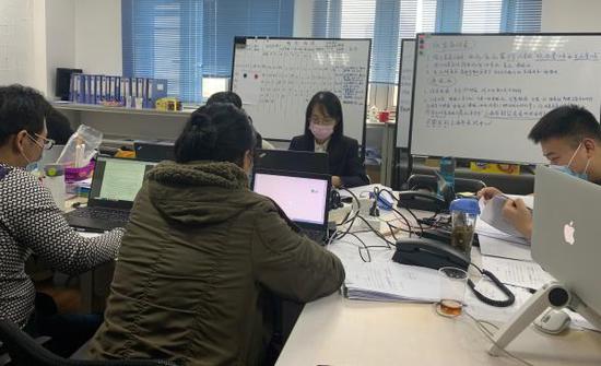 3月9日,上海疾控中心密切接触者追踪办工作人员正在开展工作。 澎湃新闻记者 陈斯斯 摄