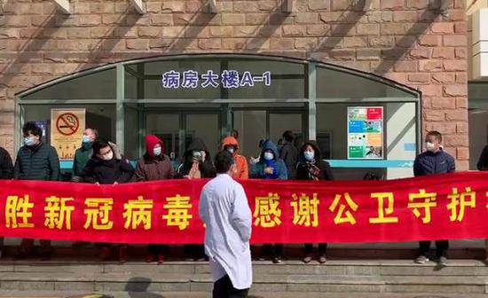2020年2月16日上午，在上海市公共卫生临床中心，16例新型冠状病毒感染的肺炎病例，经定点医疗机构医护人员精心诊治和护理，于当日出院。澎湃新闻记者 张呈君 图