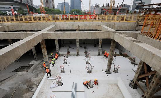 5月6日，建筑工人在上海博物馆东馆建设工地上工作。