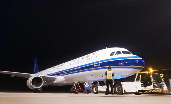 南航包机承运防疫物资从上海飞抵新疆。 南航供图