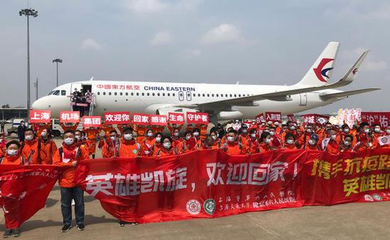 　　4月10日12时许，MU9002航班降落在上海虹桥机场，最后一支上海支援湖北医疗队返回上海。澎湃新闻记者 朱伟辉 图