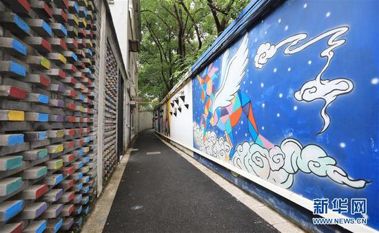 江阴路街区一条狭窄通道内的艺术创作装饰(6月24日摄)。