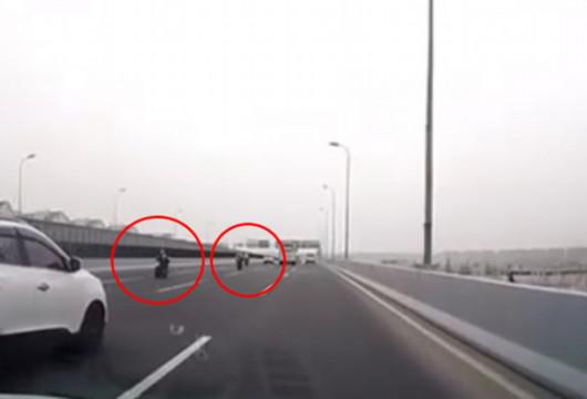 图说:摩托车在高架上极速行驶并发出巨大声响 来源/网友供图