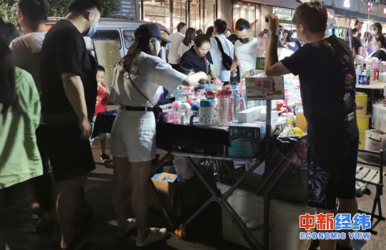 资料图:地摊经济。中新经纬 摄