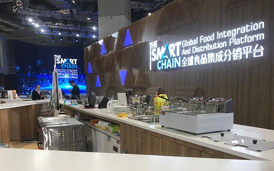 用于免费试吃的料理台已准备完成。