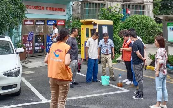蓝东居委将湿垃圾制成了除臭剂,用来消除垃圾投放点的异味。