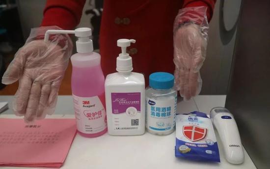虹桥机场在问询柜台为往来旅客免费提供酒精棉球、消毒湿纸巾、体温测量等服务