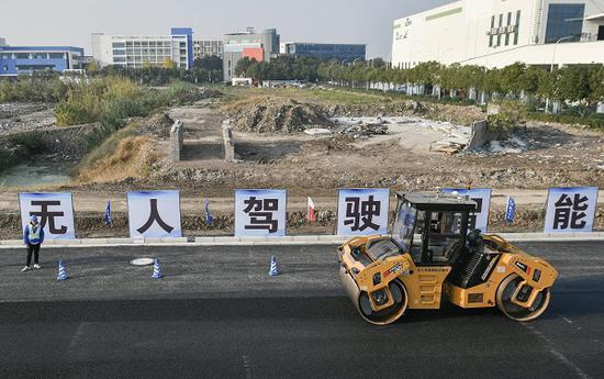 图说:国内首个无人驾驶智能沥青摊铺压实作业 来源/新民晚报记者 陈梦泽 摄(下同)