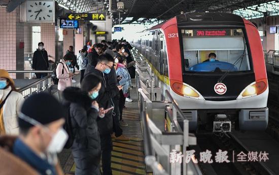 图说:今天上午,在轨交三号线江湾镇站,早高峰客流量平稳回升 新民晚报记者 陈梦泽 摄