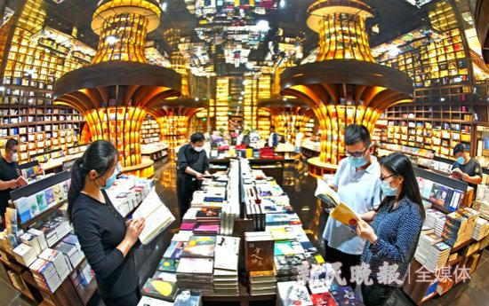 图说:书展期间“上海最美书店”钟书阁徐汇店吸引不少读者