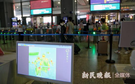 图说:虹桥火车站出站的乘客都需要进行红外测温。王凯 摄
