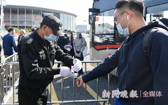 图说:乘客搭乘71路延伸线抵达后需进行测温 新民晚报记者 陈梦泽 摄(下同)