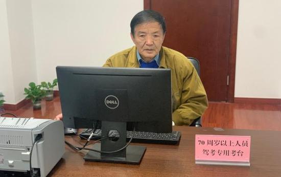 曹先生正在参加驾照考试。澎湃新闻记者 朱奕奕 图