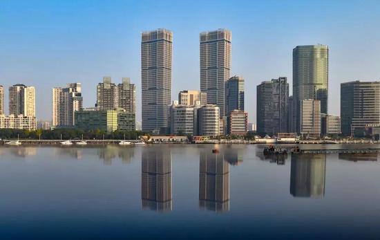 星港国际中心的主体塔楼从上到下逐渐收紧、外观酷似“中国鼎”。