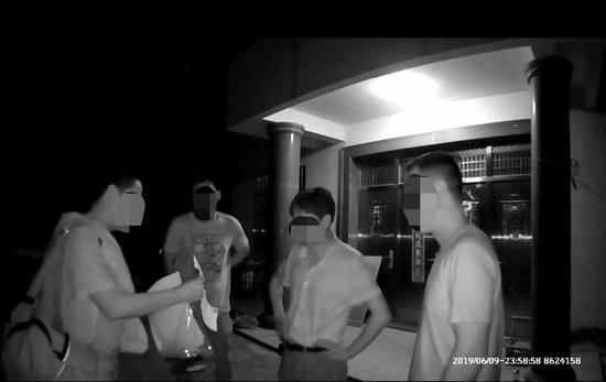 警方调集警力兵分多路开展集中抓捕行动,将该团伙成员悉数抓获归案。