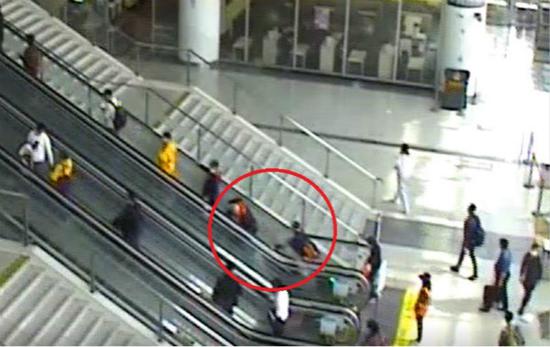 图说：视频监控显示马先生行李箱没有扶稳，一下子从电梯上掉落下去。上海站派出所供图