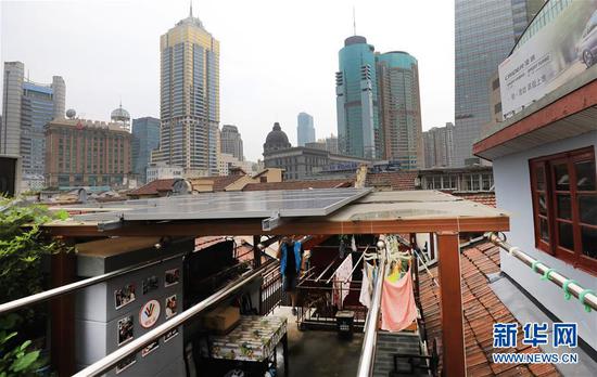 这是安置在江阴路72号顶楼小花园雨棚上的太阳能板,它为弄堂内的公共空间照明提供电力(6月24日摄)。