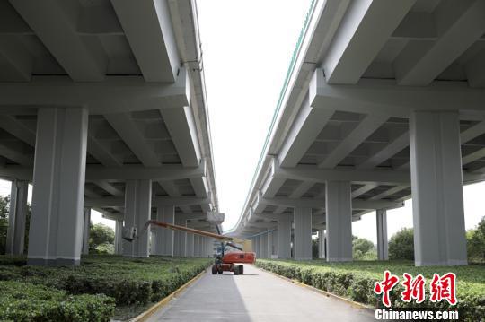 上海虹桥枢纽“一纵两横”高架涂装整治工程将完工。 供图