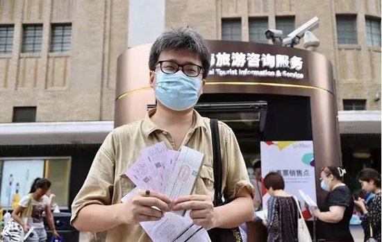 连夜从杭州来沪,守候首轮优惠票发售的第一位观众