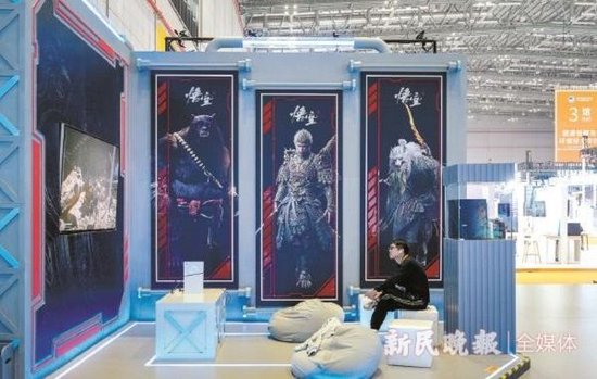 图说:技术装备馆内,游戏科学展台展示《黑神话:悟空》相关内容 新民晚报记者陈梦泽 摄