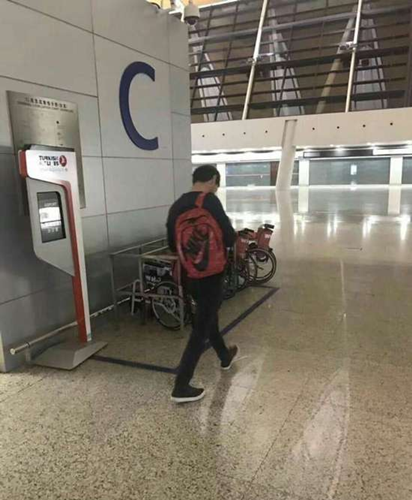 图说:博阿斯在机场形单影只 网络图
