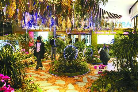 新年伊始,淮海路一商家在店堂内打造“梦幻花园”,吸引消费者。 本报记者 邵剑平 摄