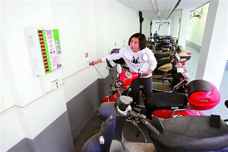 延中社区建有电动车安全充电屋。图为居民正在安全充电屋里为电动车充电。 本报记者 蒋迪雯 摄
