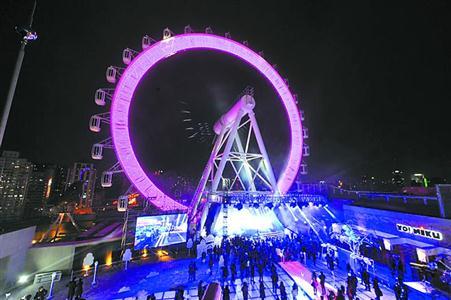 静安、闸北撤二建一后,优势互补,促进苏州河南北协调发展。大悦城摩天轮已成新静安区的地标之一。蒋迪雯摄