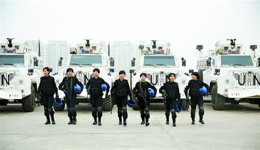 英姿飒爽的维和女队员(右二为张紫璇),为公安部常备维和警队注入了新鲜血液。(资料)